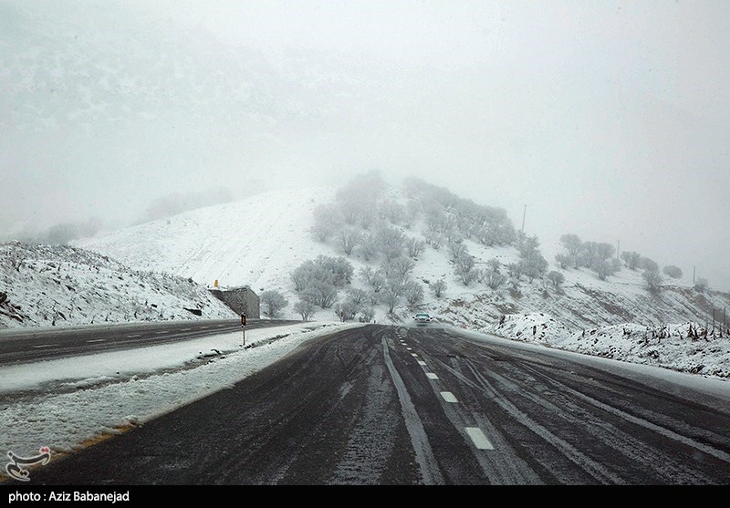 برف در جاده هراز و کرج ـ چالوس/ مه‌گرفتگی در محورهای مواصلاتی 6 استان