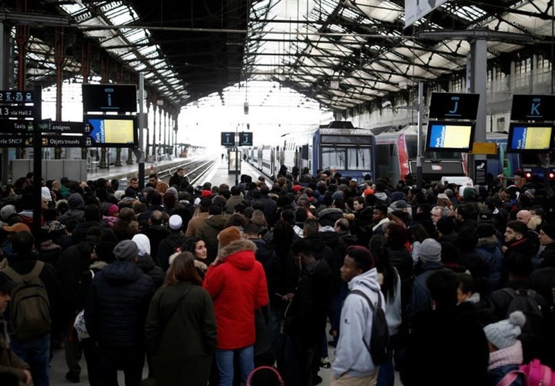 ادامه اعتصاب‌ها در فرانسه و سرگردانی مسافران تعطیلات آخر سال