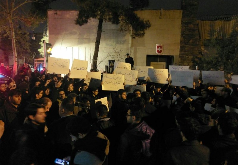 دانشجویان مقابل سفارت سوییس تجمع کردند