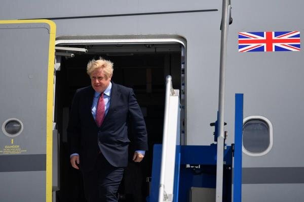 ورود نخست وزیر انگلیس به عمان/ جانسون با سلطان جدید دیدار می کند