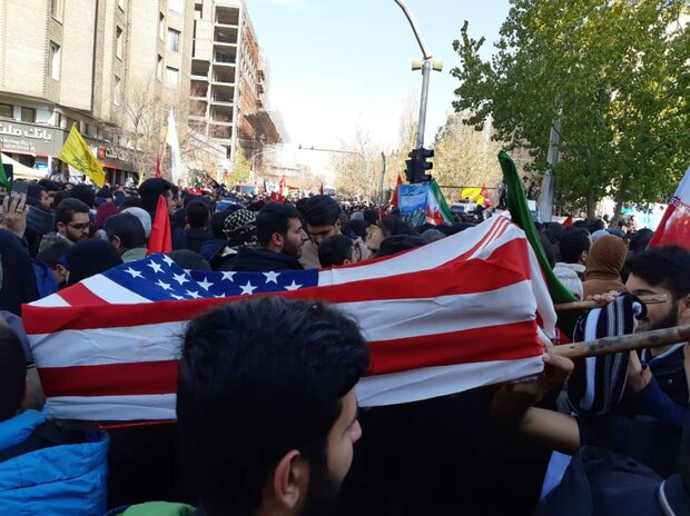مردم تهران تابوت سربازان آمریکایی را به نمایش درآوردند